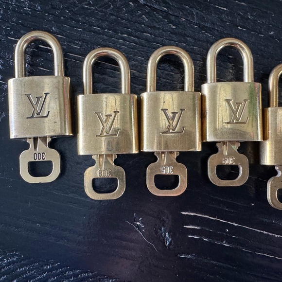 Authentic Louis Vuitton lock and keys. - Picture 4 of 7